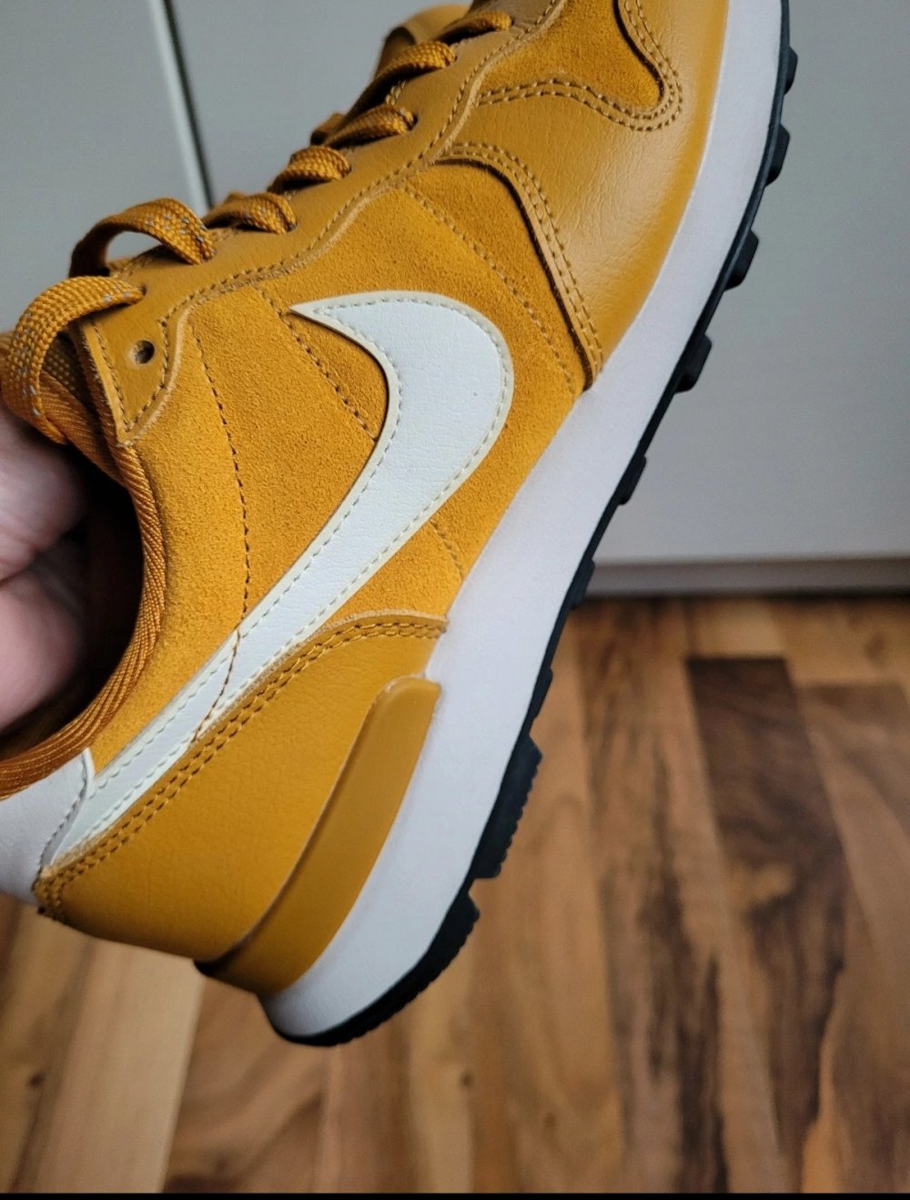 Nike Internationalists Sneaker Wildleder und Leder ockergelb ocker Retro Senf Internationalist Nostalgie senfgelb