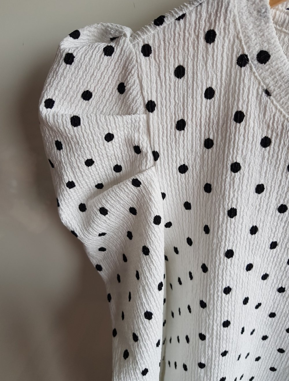 Monki Vintage Oberteil mit Puffärmel Pünktchen Punkte Retro Tupfen Ballonärmel Pumpärmel Balloonärmel Rockabella Rockabilly 60er 70er 70s 60s Hipster