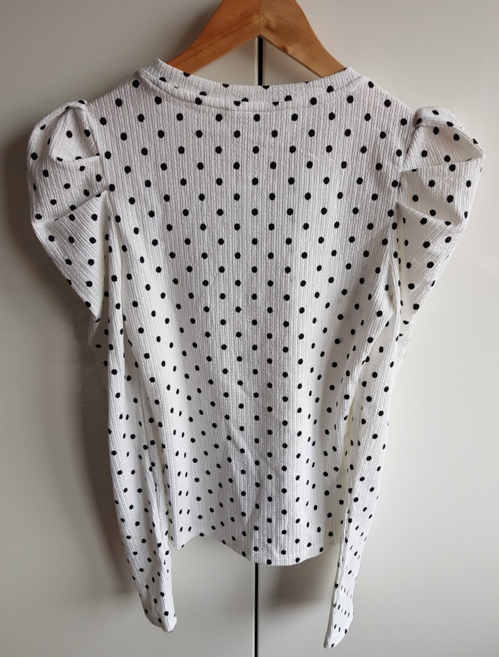 Monki Vintage Oberteil mit Puffärmel Pünktchen Punkte Retro Tupfen Ballonärmel Pumpärmel Balloonärmel Rockabella Rockabilly 60er 70er 70s 60s Hipster