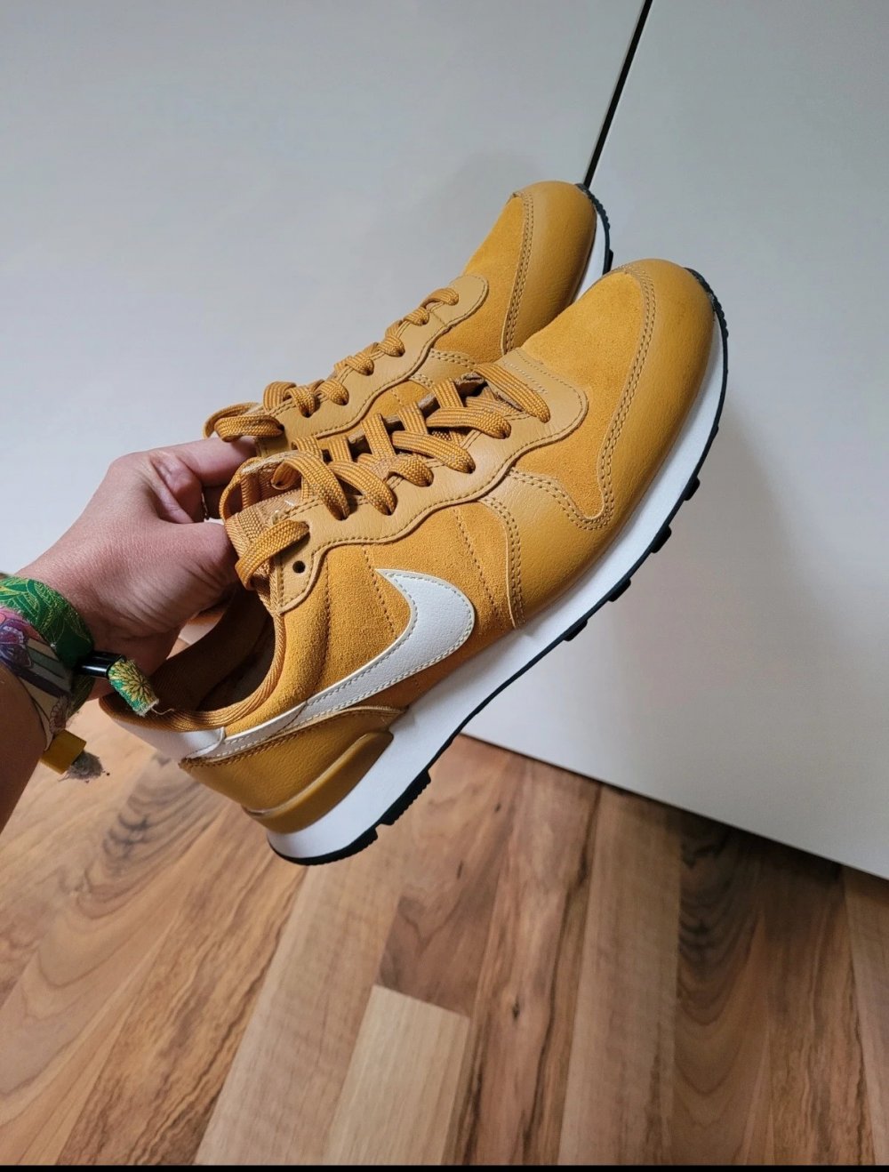 Nike Internationalists Sneaker Wildleder und Leder ockergelb ocker Retro Senf Internationalist Nostalgie senfgelb