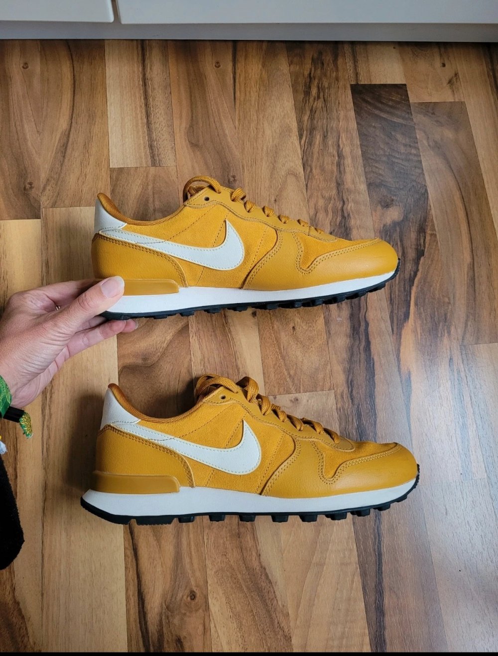 Nike Internationalists Sneaker Wildleder und Leder ockergelb ocker Retro Senf Internationalist Nostalgie senfgelb