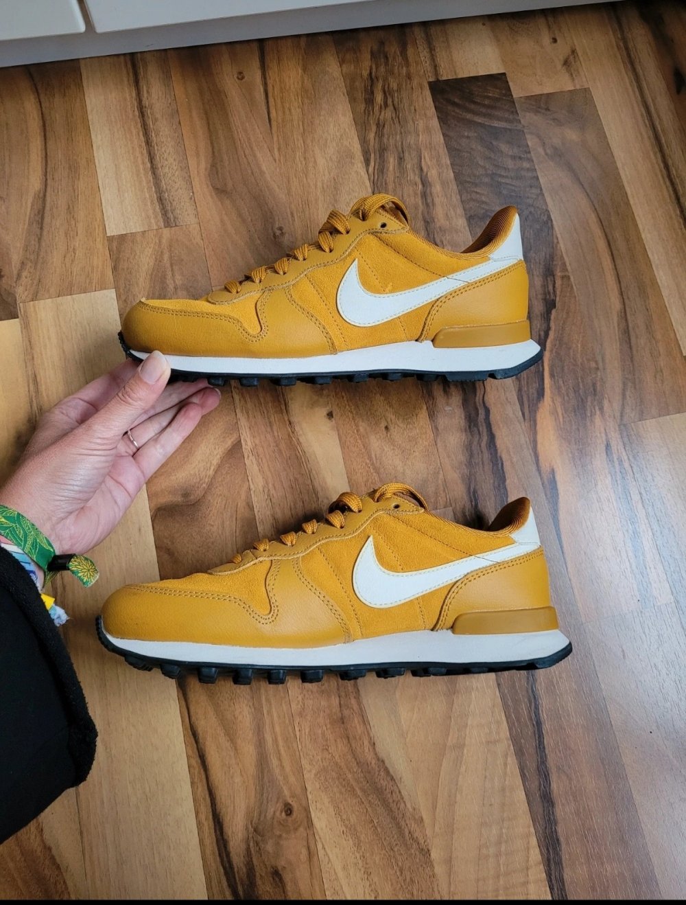 Nike Internationalists Sneaker Wildleder und Leder ockergelb ocker Retro Senf Internationalist Nostalgie senfgelb
