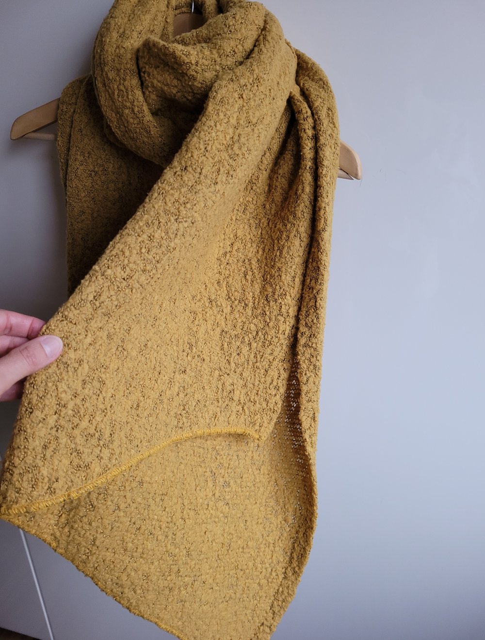 Kuscheliger XXL Schal Oversize asymmetrisch Viscose senf ocker senfgelb goldgelb oversized Strick Strickschal senffarben ockergelb maisgelb goldgelb knit unisex