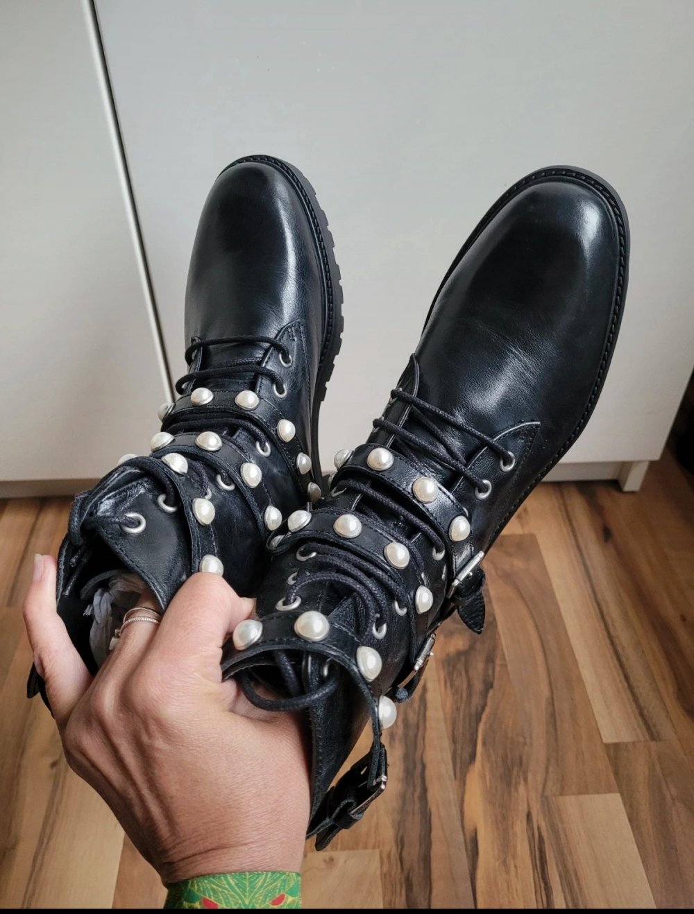 Zara Leder Boots derb mit Schnallen und Perlen schwarz Stiefelette Punk Goth Biker Schnürstiefel Schnürboots Grunge Gothik gothic