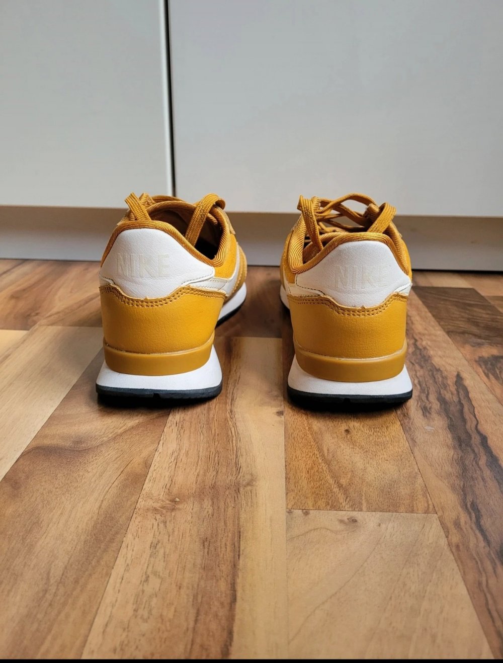 Nike Internationalists Sneaker Wildleder und Leder ockergelb ocker Retro Senf Internationalist Nostalgie senfgelb