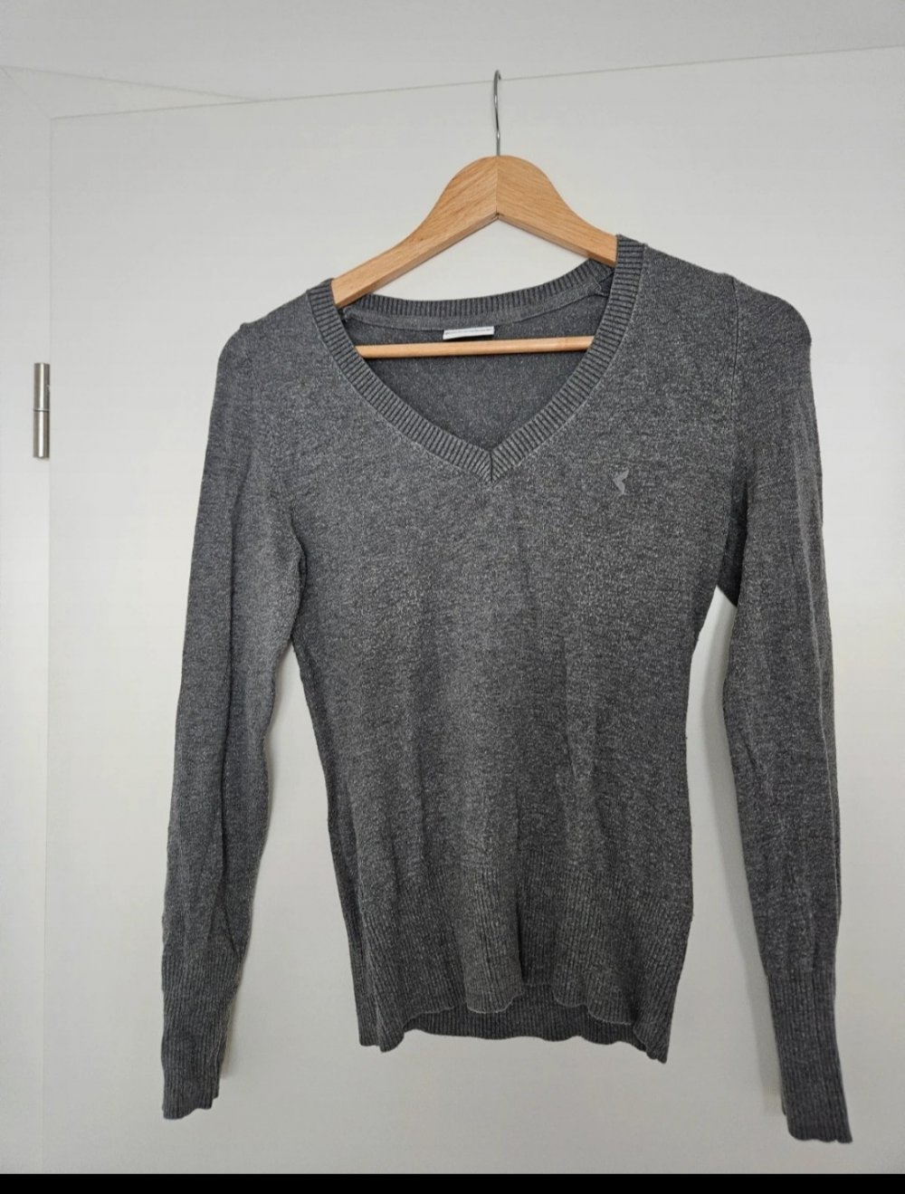 Grauer Pullover mit V Ausschnitt