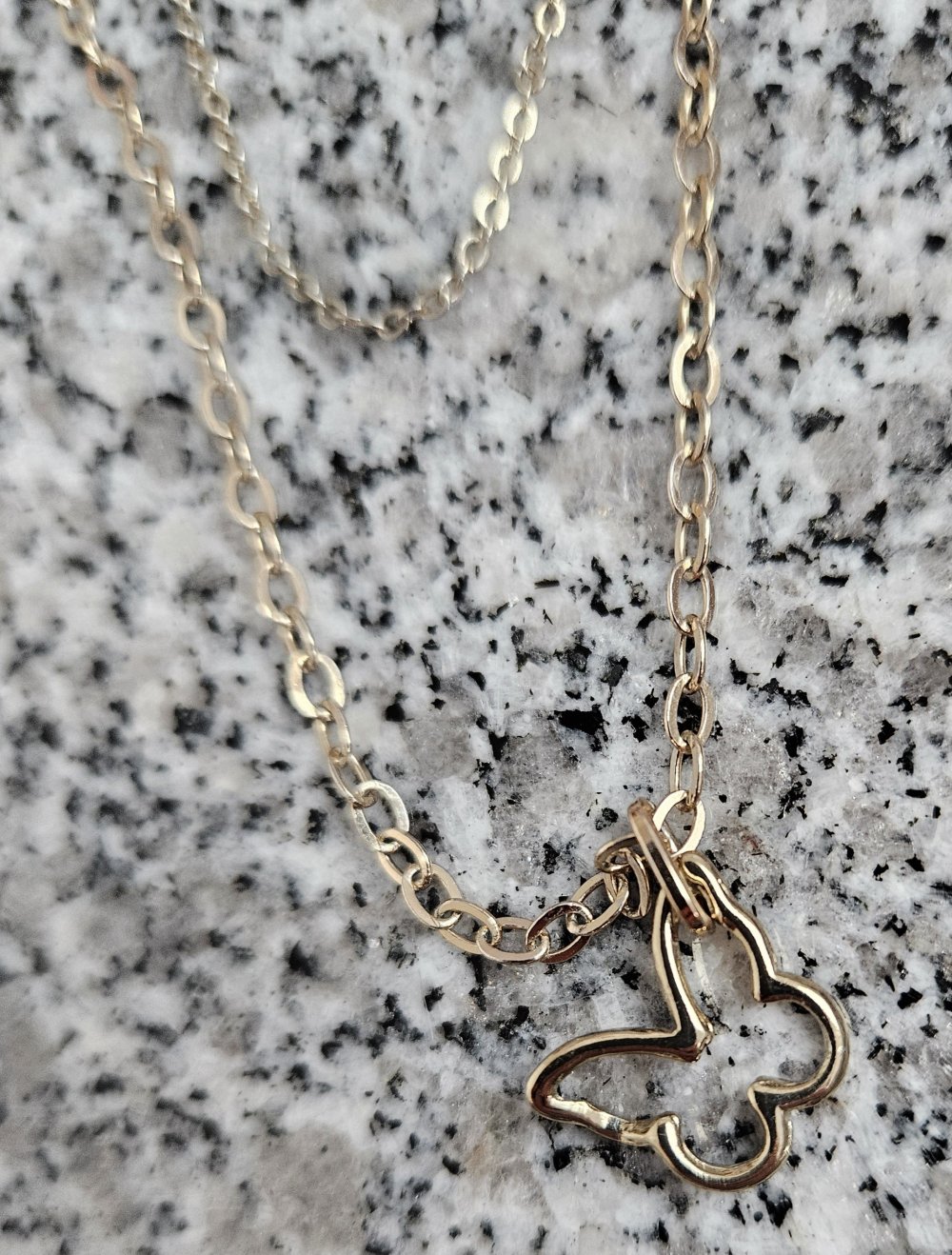 Kette in Gold mit Schmetterlingsanhänger