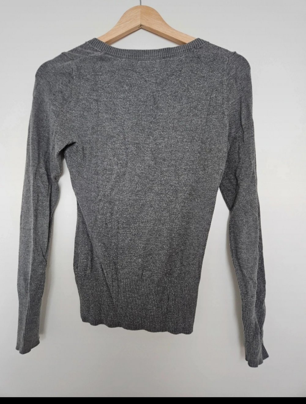 Grauer Pullover mit V Ausschnitt