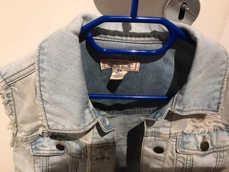Guess Damen Weste – Größe S – Ripped Look – Stylisch und Modern