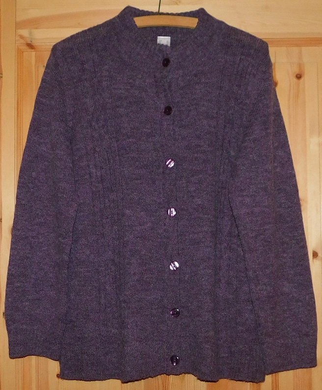 Gr.44 Strickjacke lila mit dezentem Zopfmuster