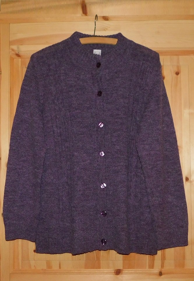 Gr.44 Strickjacke lila mit dezentem Zopfmuster