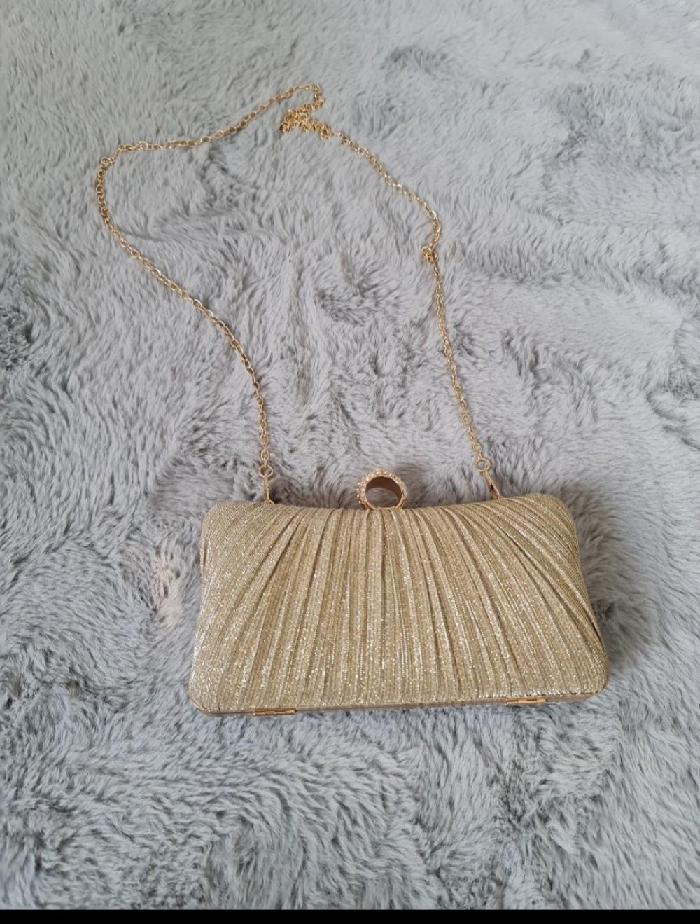 Goldene Clutch mit Kette