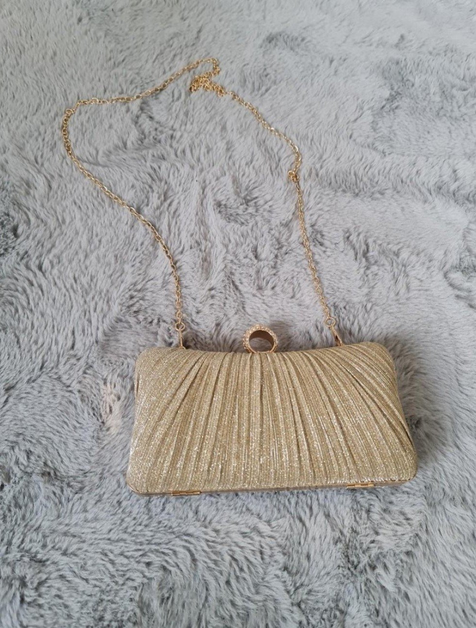 Goldene Clutch mit Kette