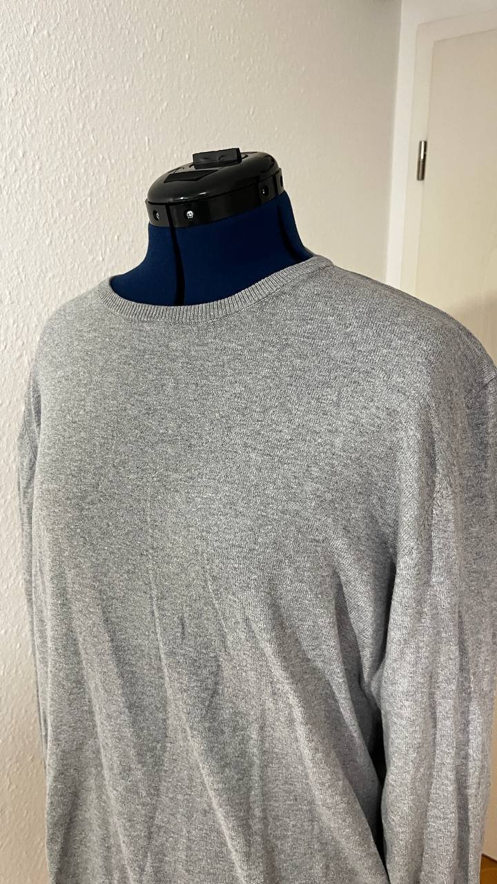 Schöner Pullover in Grau (XL)
