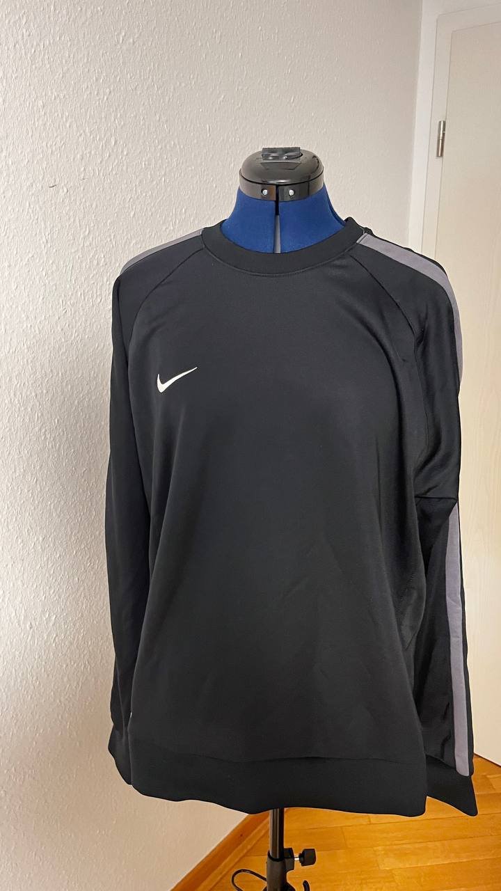 Schöner Nike-Pullover in Schwarz (XL)