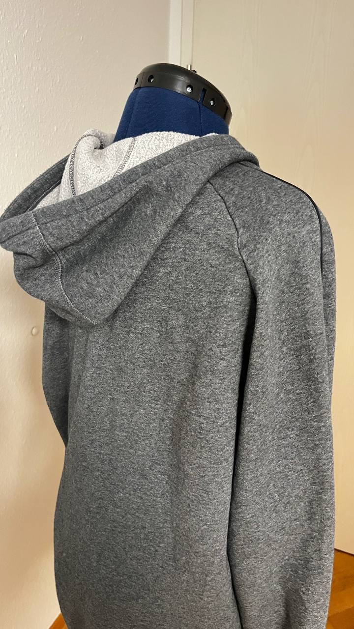 Schöner Adidas-Hoodie in Dunkelgrau (L)