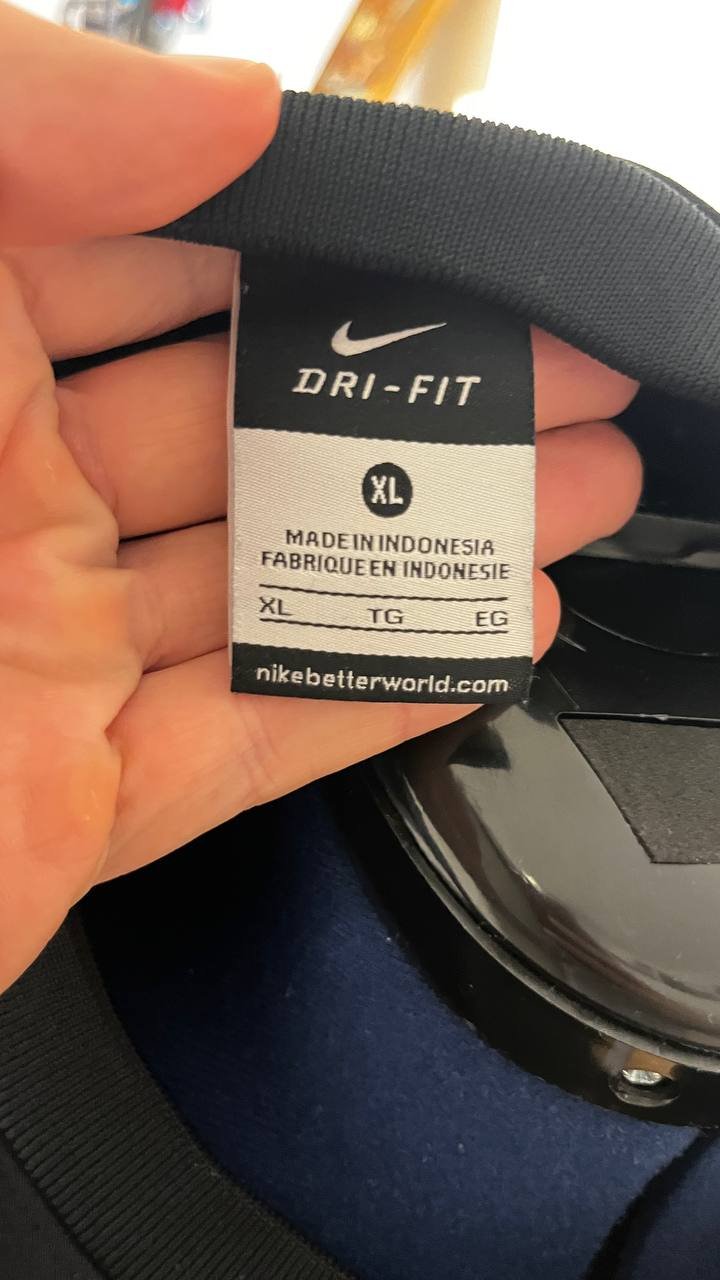 Schöner Nike-Pullover in Schwarz (XL)