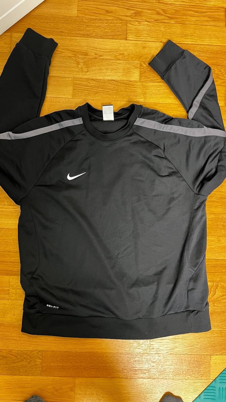 Schöner Nike-Pullover in Schwarz (XL)