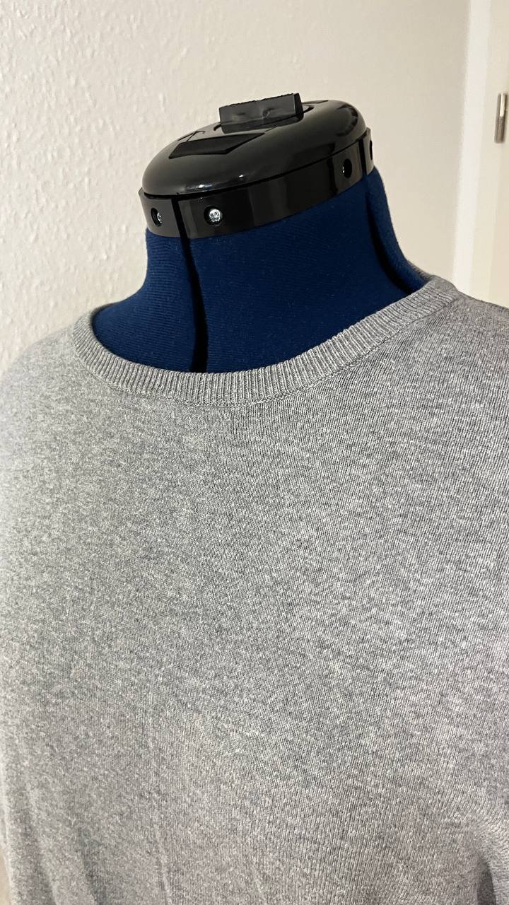 Schöner Pullover in Grau (XL)