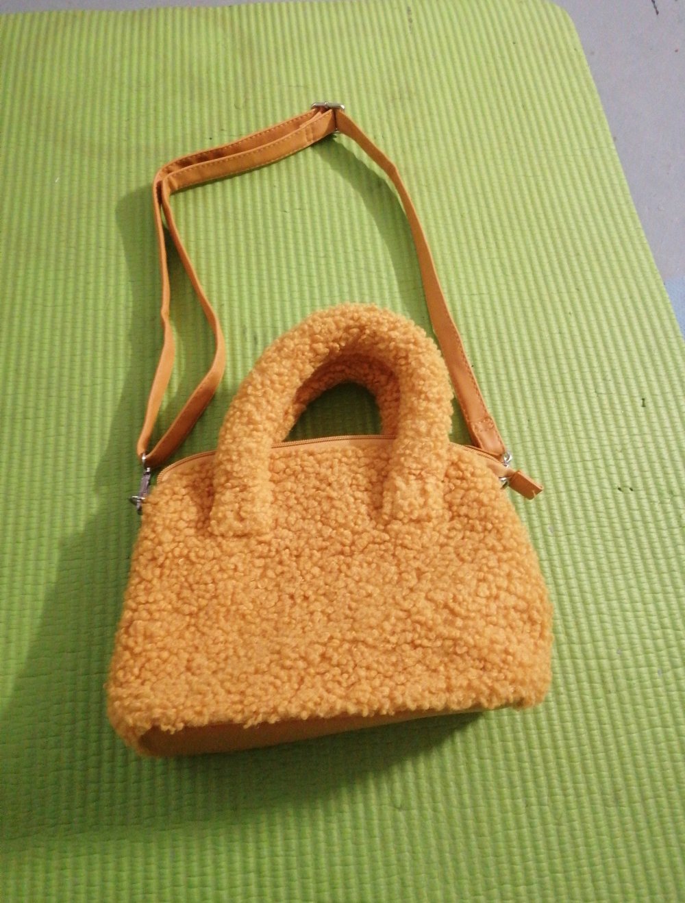 knuffige Handtasche