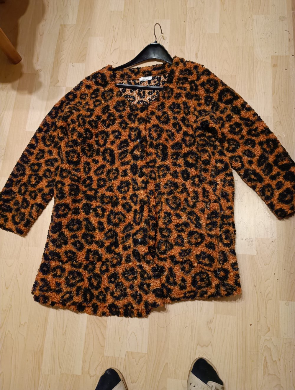 Farbenfroher Mantel orange schwarz