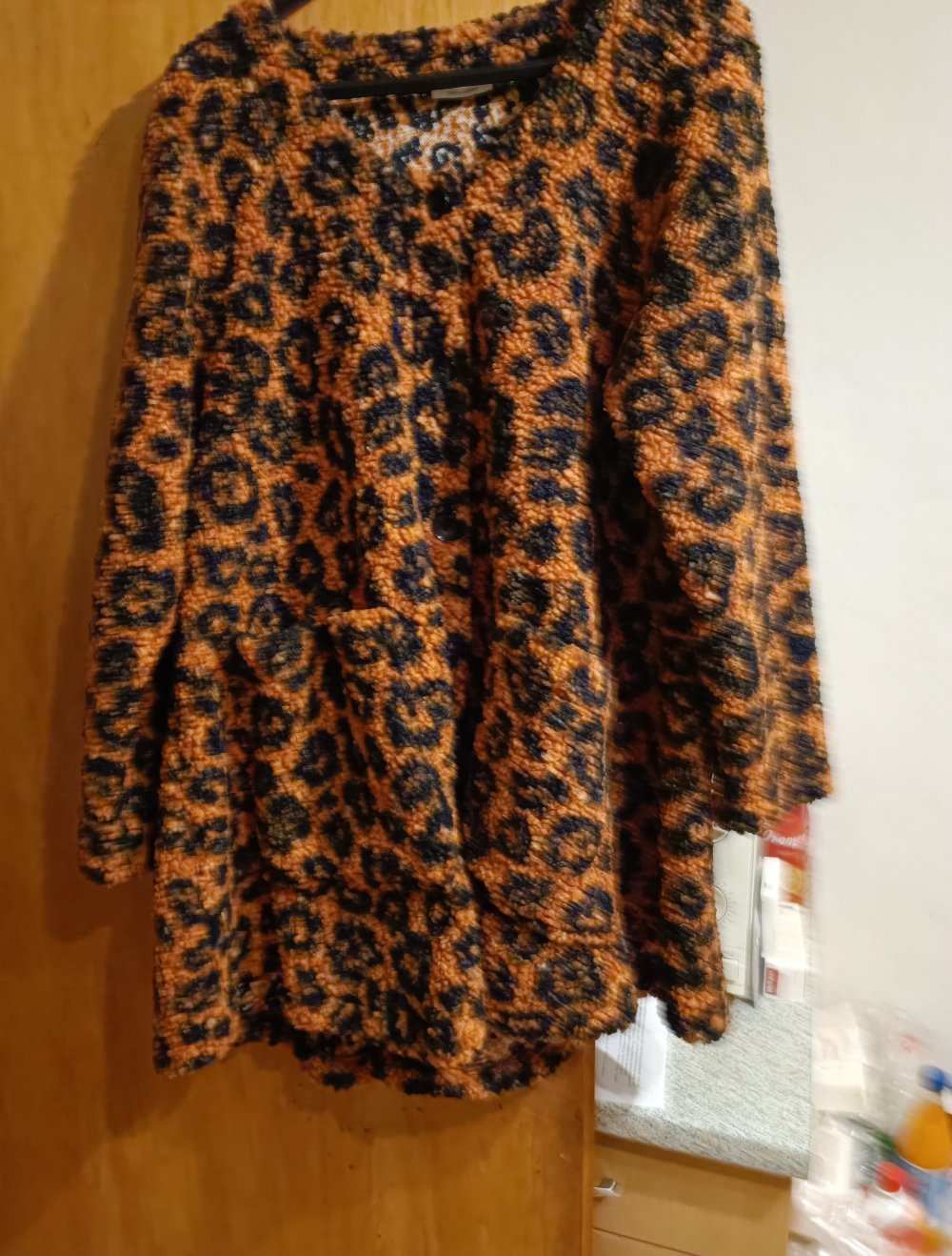 Farbenfroher Mantel orange schwarz