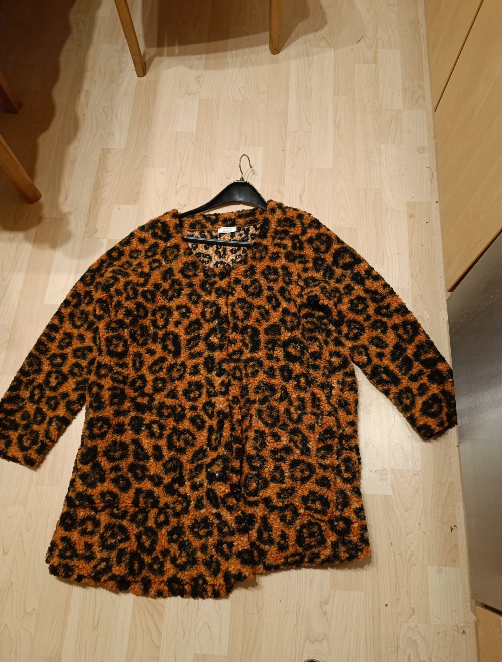 Farbenfroher Mantel orange schwarz
