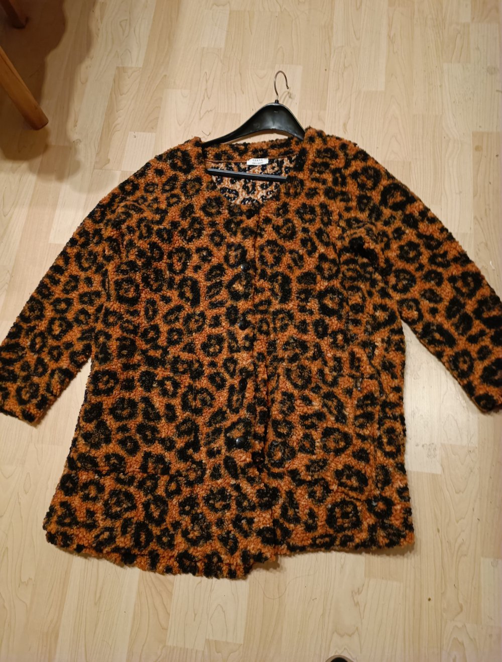 Farbenfroher Mantel orange schwarz