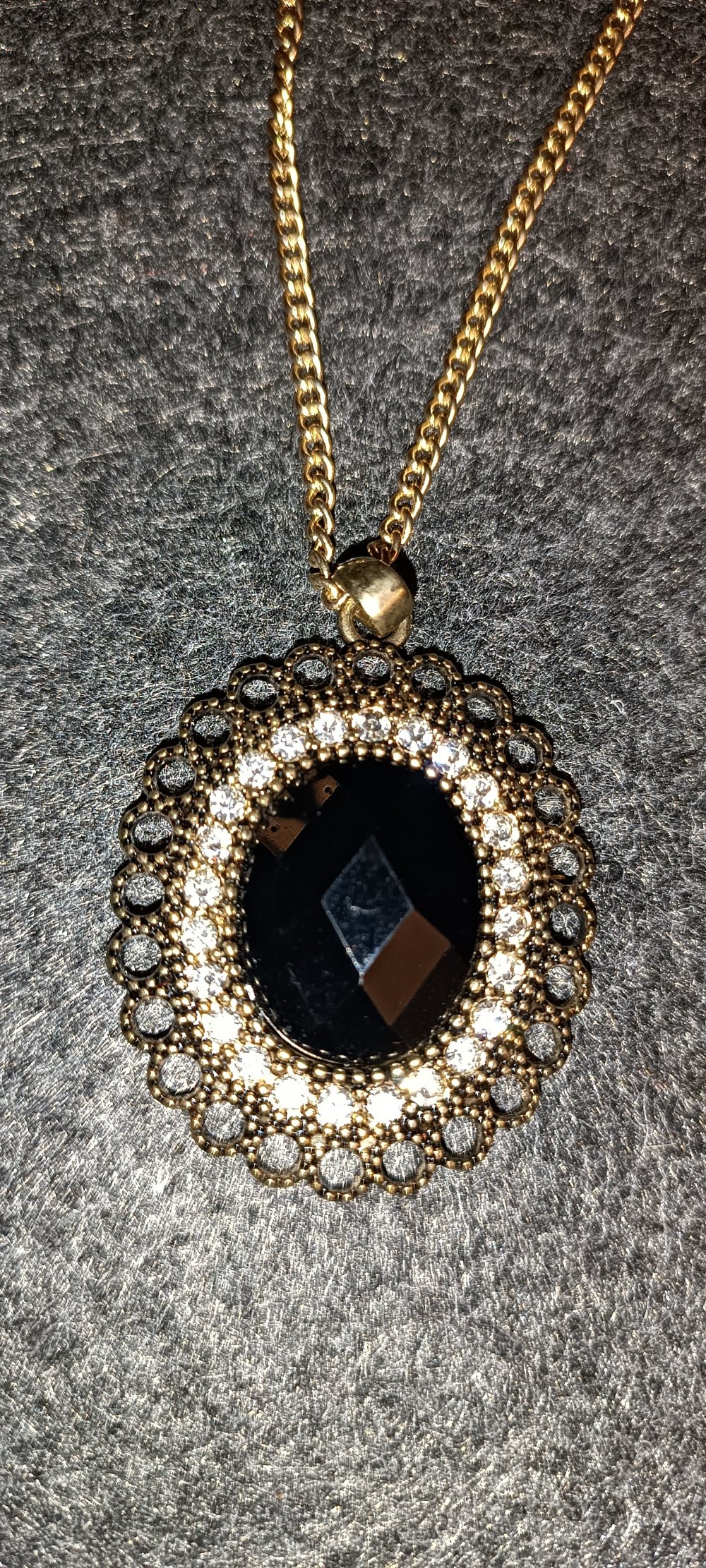 Kette mit schwarzem Anhänger und Strasssteinchen