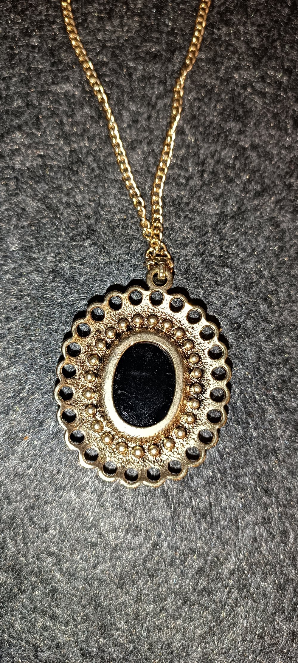 Kette mit schwarzem Anhänger und Strasssteinchen