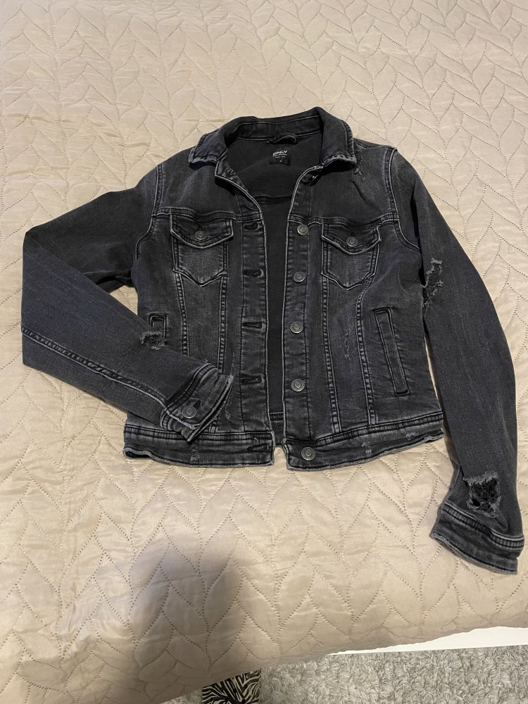 schwarz-graue Jeansjacke im Destroyed-Look von ONLY, Größe 36