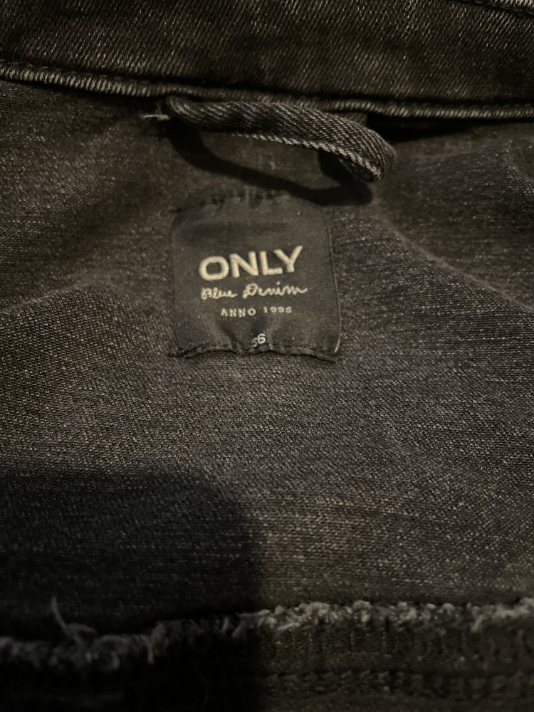 schwarz-graue Jeansjacke im Destroyed-Look von ONLY, Größe 36