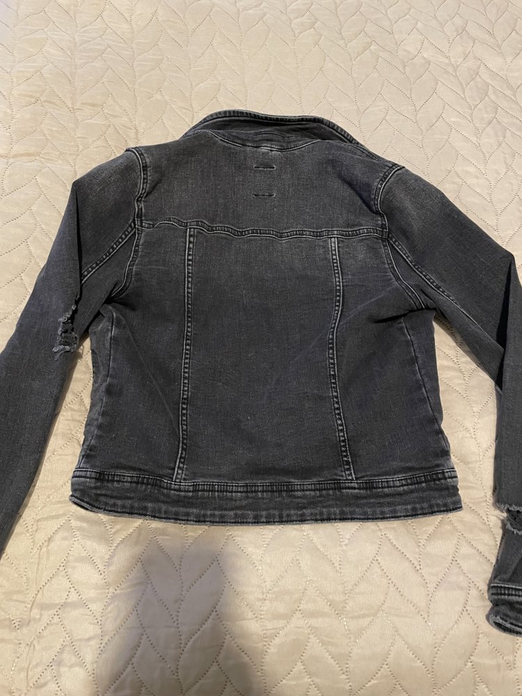 schwarz-graue Jeansjacke im Destroyed-Look von ONLY, Größe 36
