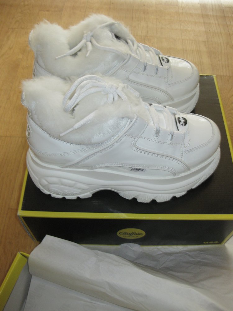 Buffalo London Classic Boots Shoe Plateau 90s Weiß Gefüttert Fell Echtleder LACK