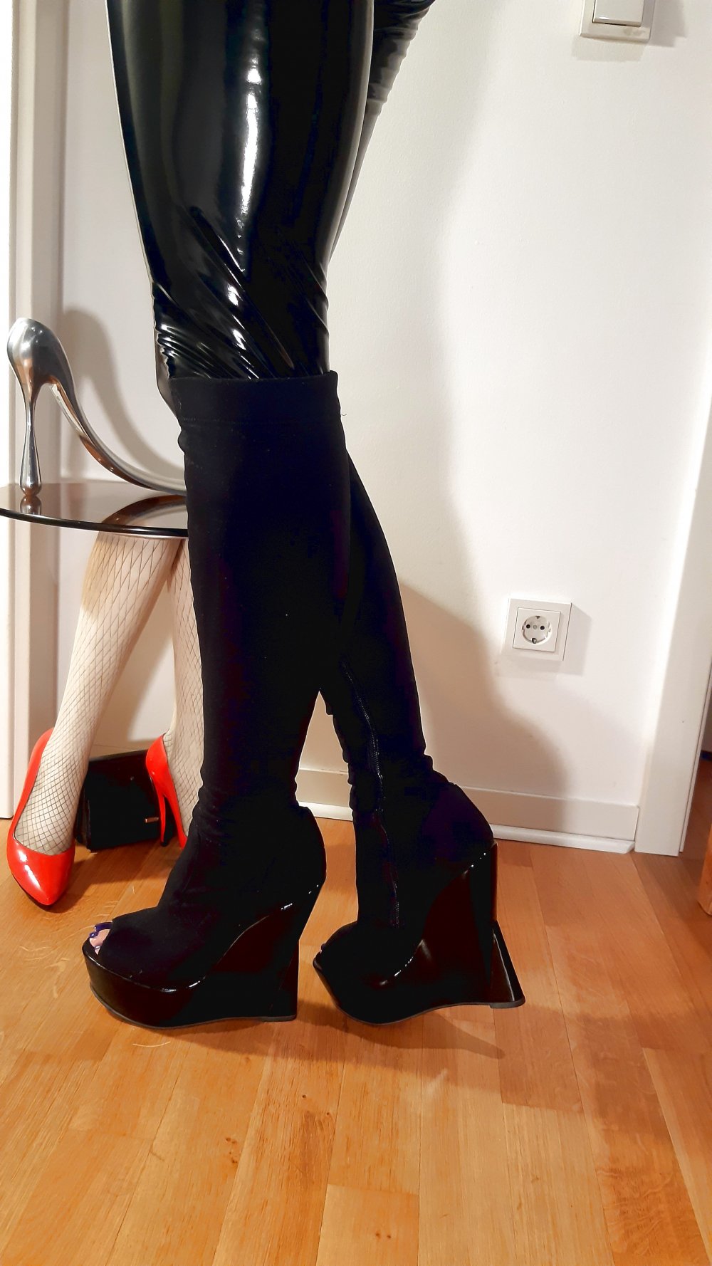 Buffalo Kid Suede Stretch Peeptoe Overknee Stiefel Keilabsatz schwarz Lack