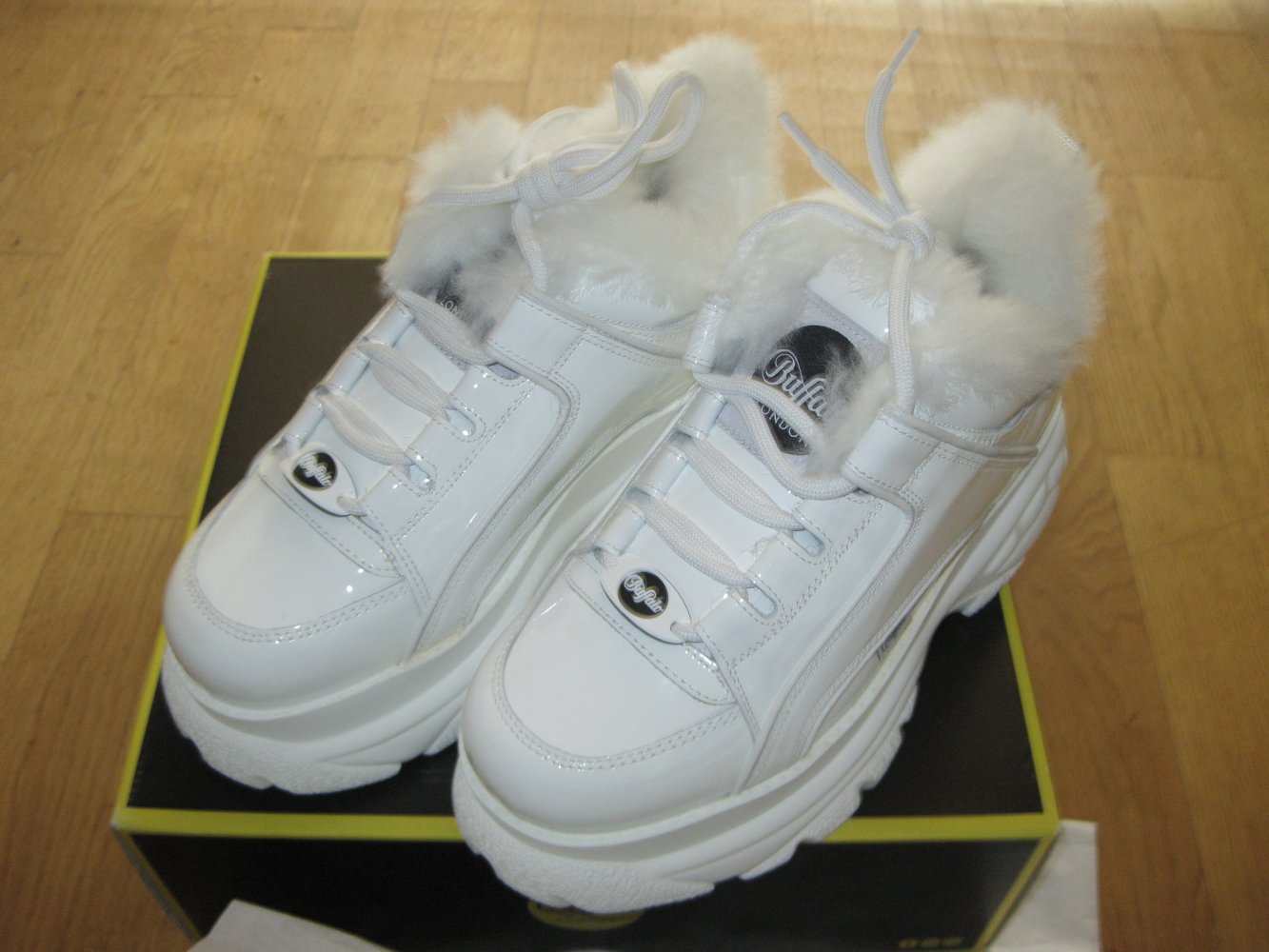 Buffalo London Classic Boots Shoe Plateau 90s Weiß Gefüttert Fell Echtleder LACK