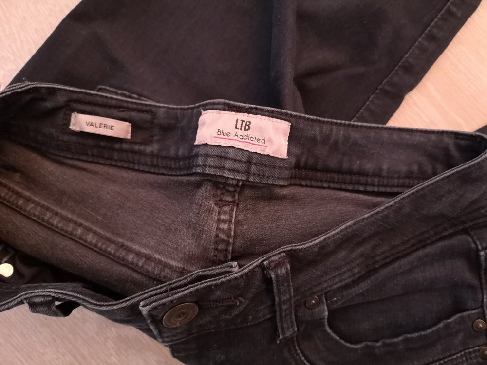 Dunkelblaue Bootcut-Jeans 