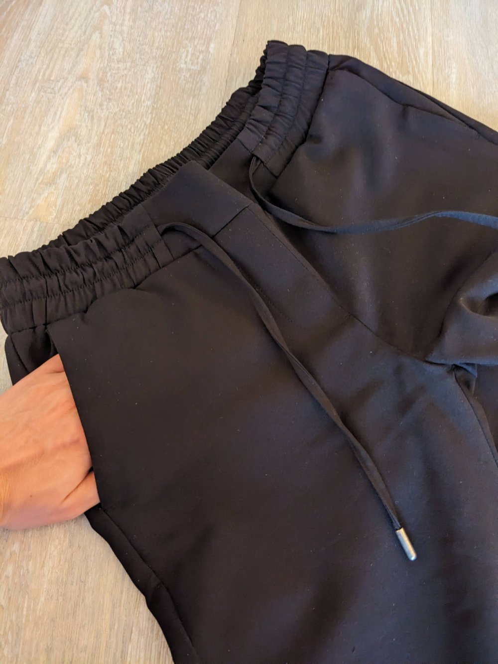 Schwarze Stoffhose mit Tunnelzugbund, 7/8 Länge