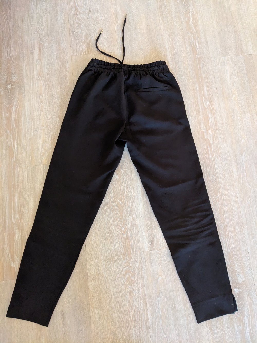 Schwarze Stoffhose mit Tunnelzugbund, 7/8 Länge