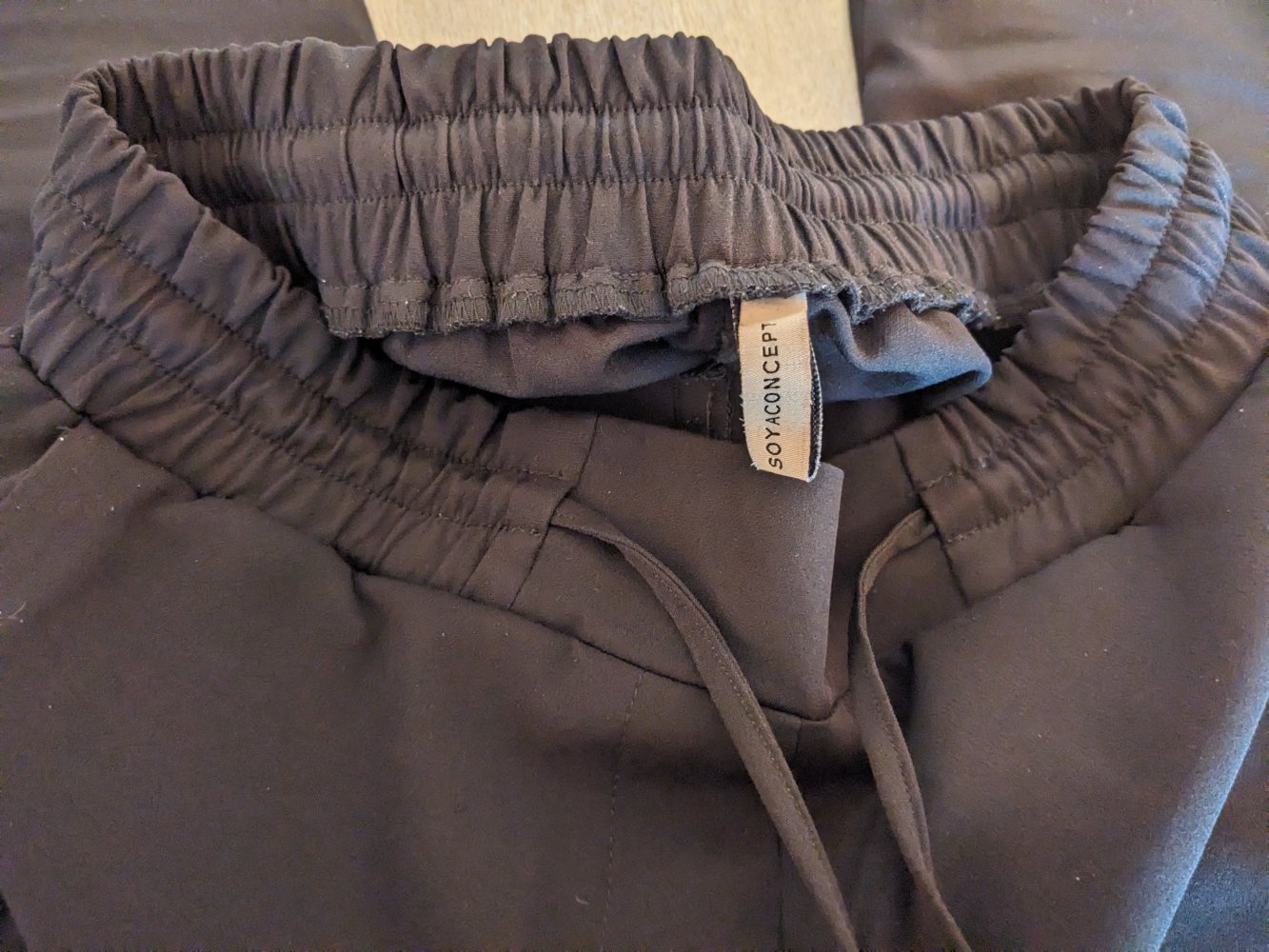 Schwarze Stoffhose mit Tunnelzugbund, 7/8 Länge