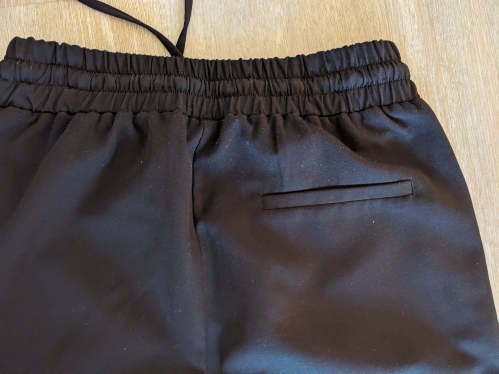 Schwarze Stoffhose mit Tunnelzugbund, 7/8 Länge