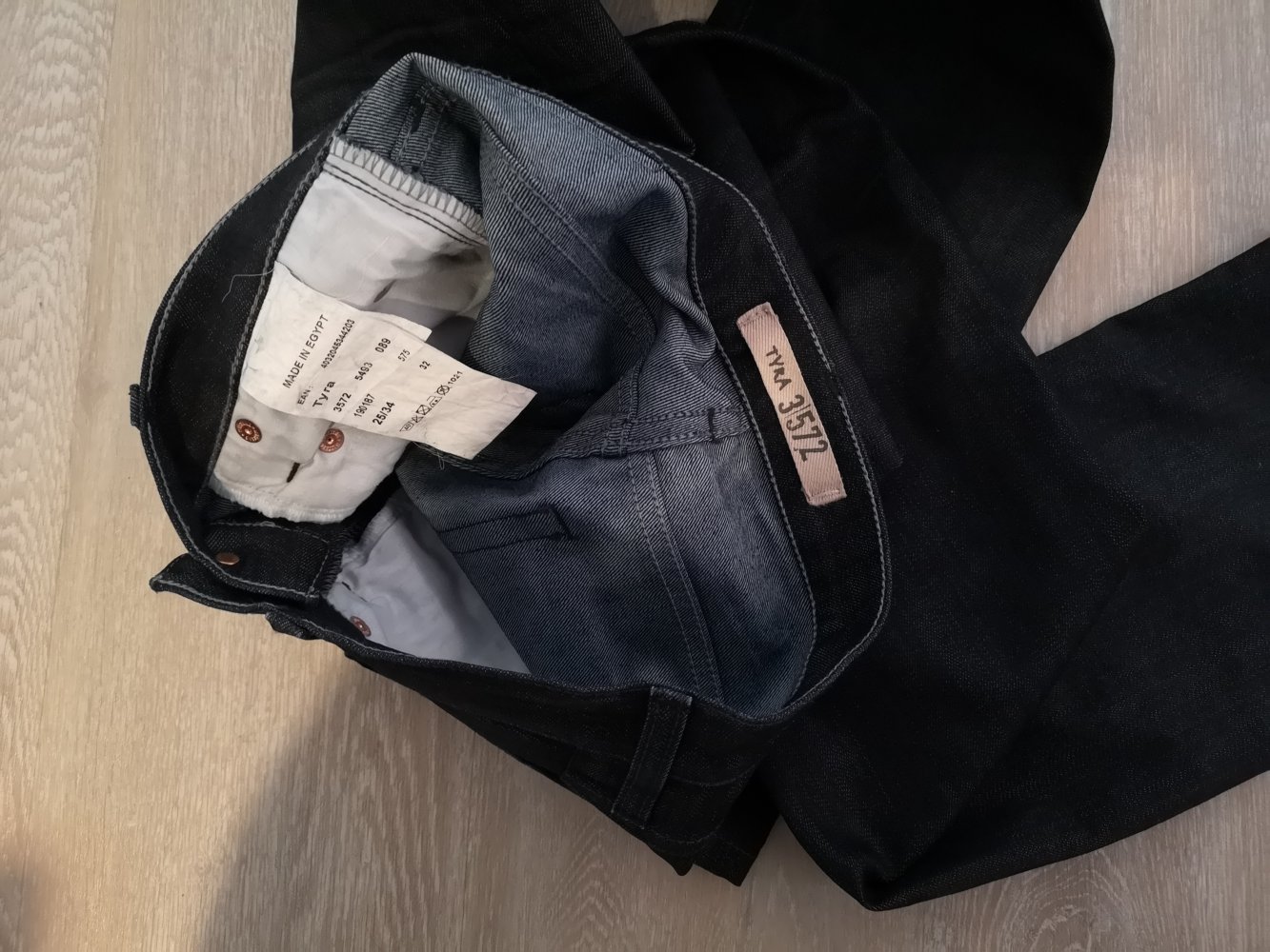 Dunkelblaue Bootcut-Jeans TYRA
