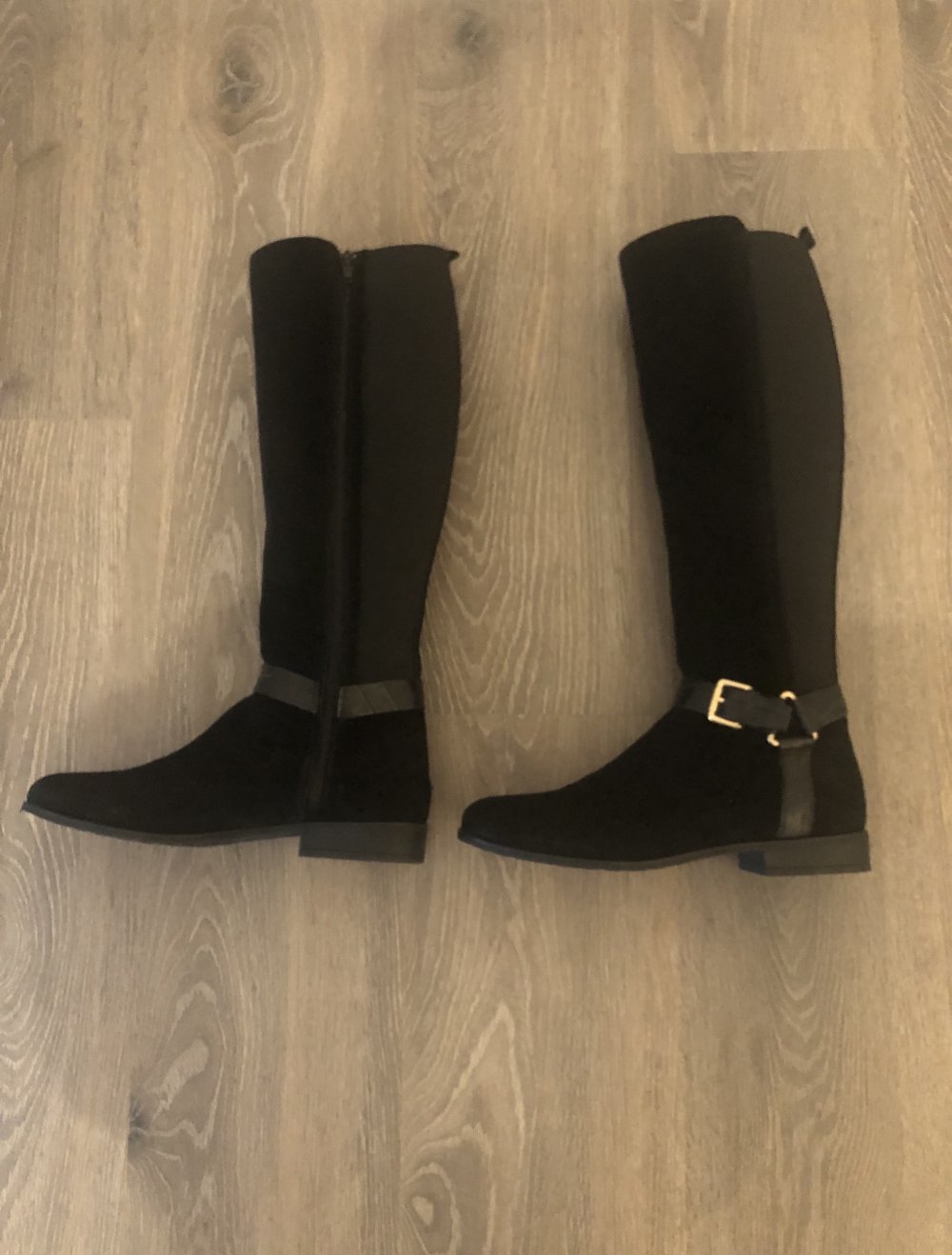 Schwarze Wildlederstiefel