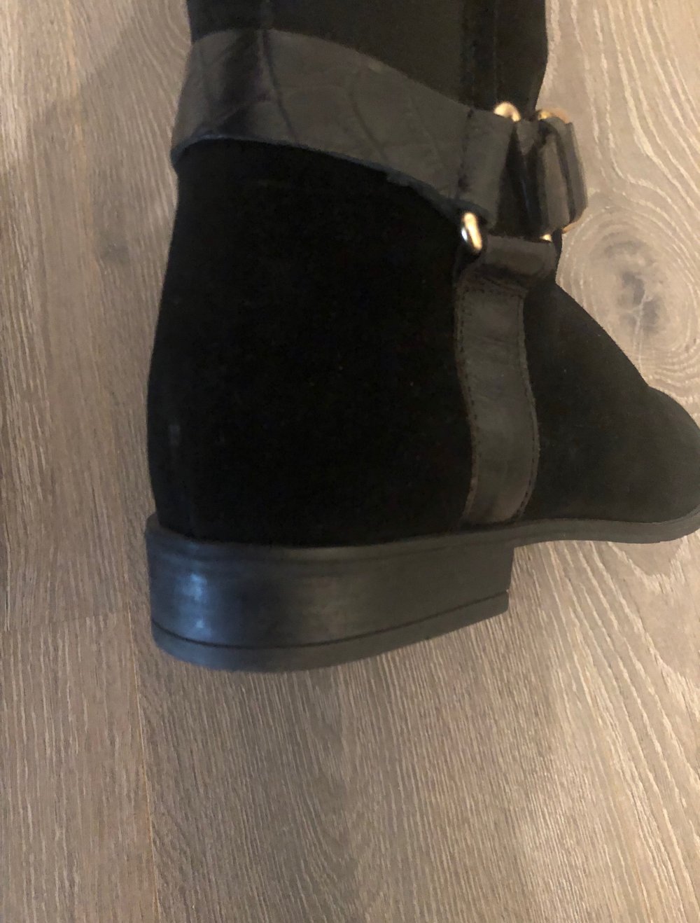 Schwarze Wildlederstiefel