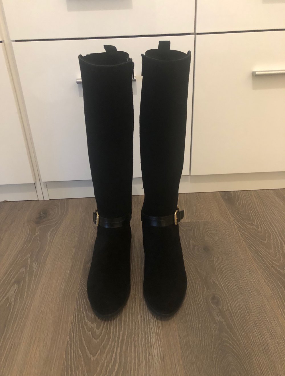 Schwarze Wildlederstiefel