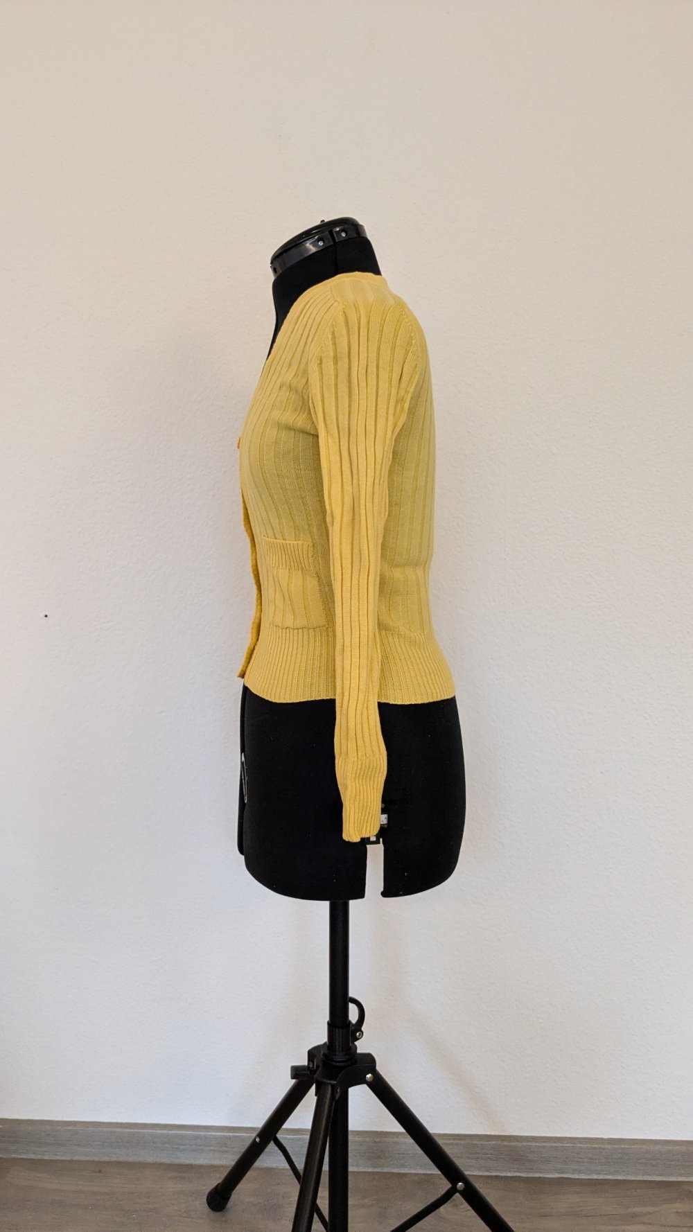 Sonnengelber Cardigan aus reiner Wolle