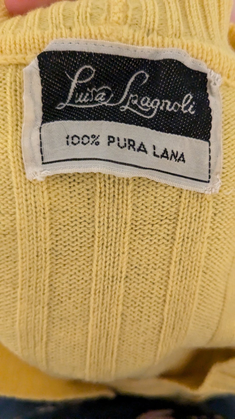 Sonnengelber Cardigan aus reiner Wolle