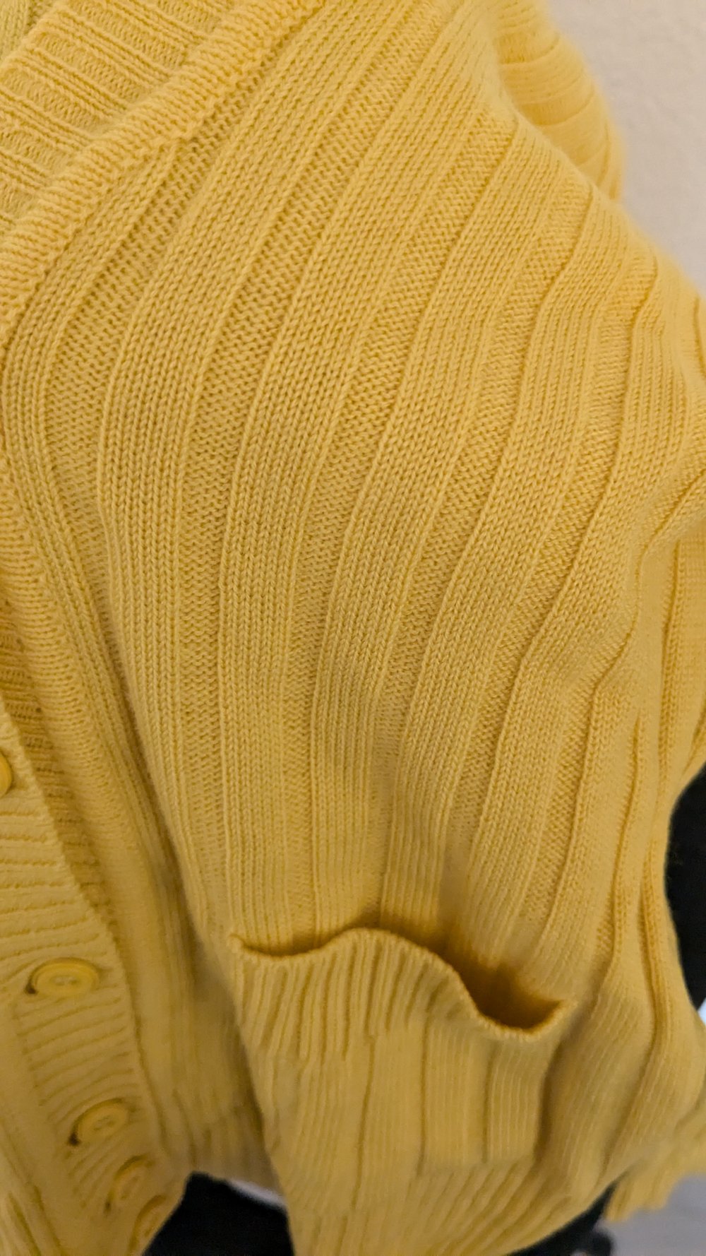 Sonnengelber Cardigan aus reiner Wolle