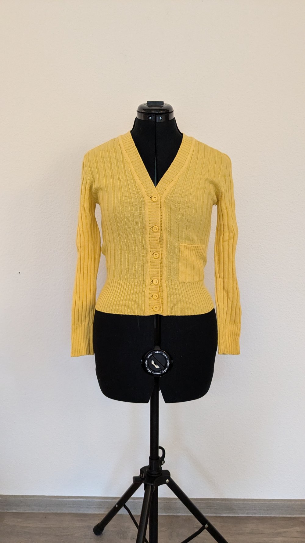 Sonnengelber Cardigan aus reiner Wolle