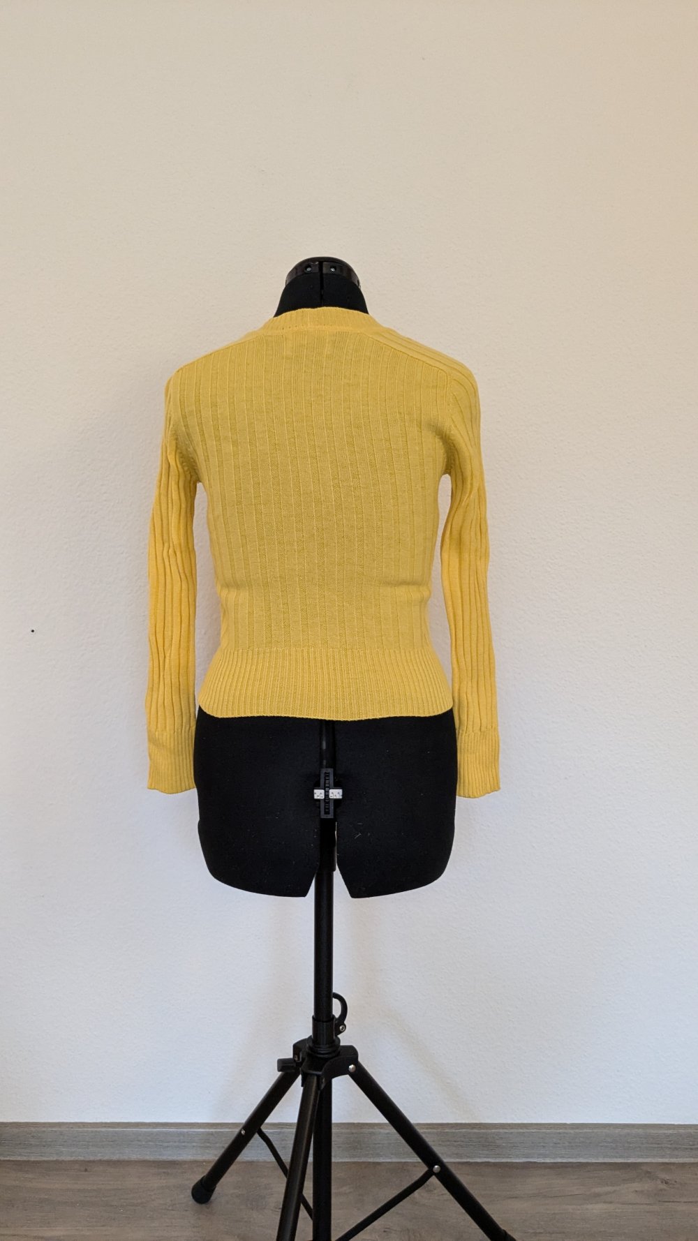 Sonnengelber Cardigan aus reiner Wolle